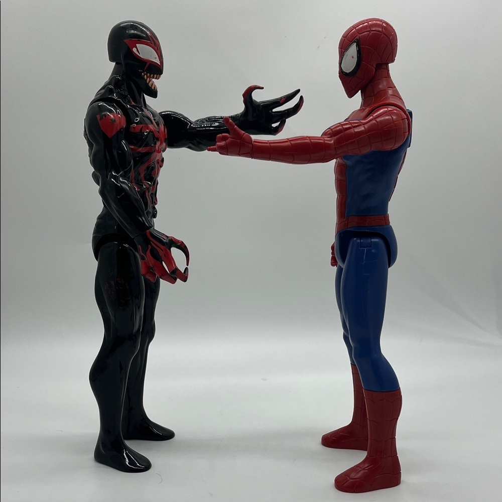 Spider-Man and Venom Action Figure Set - Picture 2 of 11